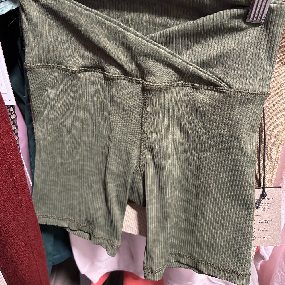 Strut This green leopard bike shorts